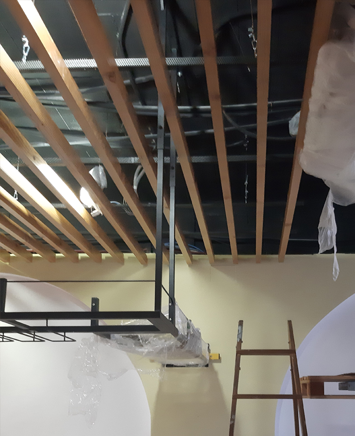 Instalación techo con listones de madera en restaurante